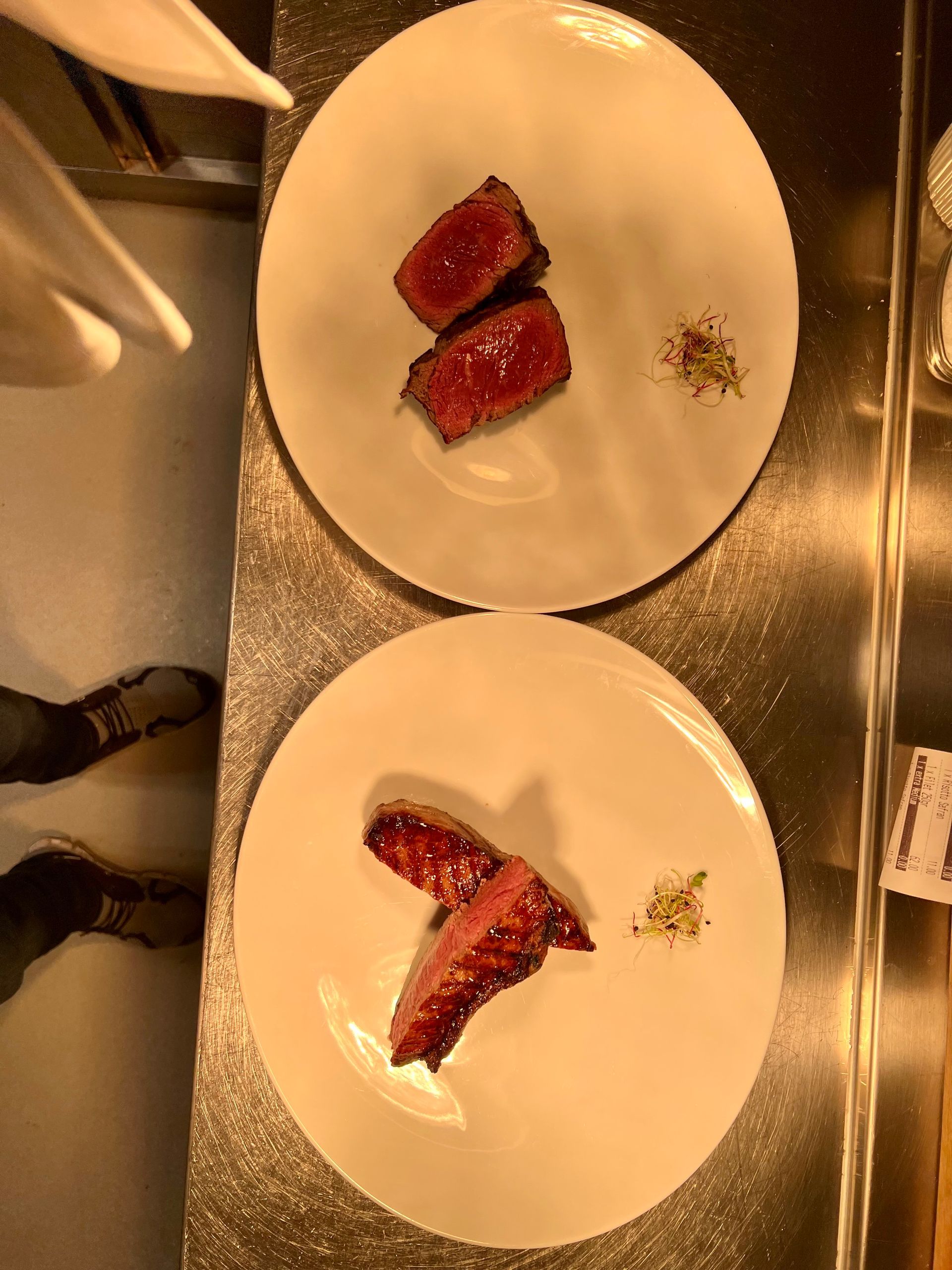 Ein Tisch mit Tellern mit Essen und Weingläsern darauf