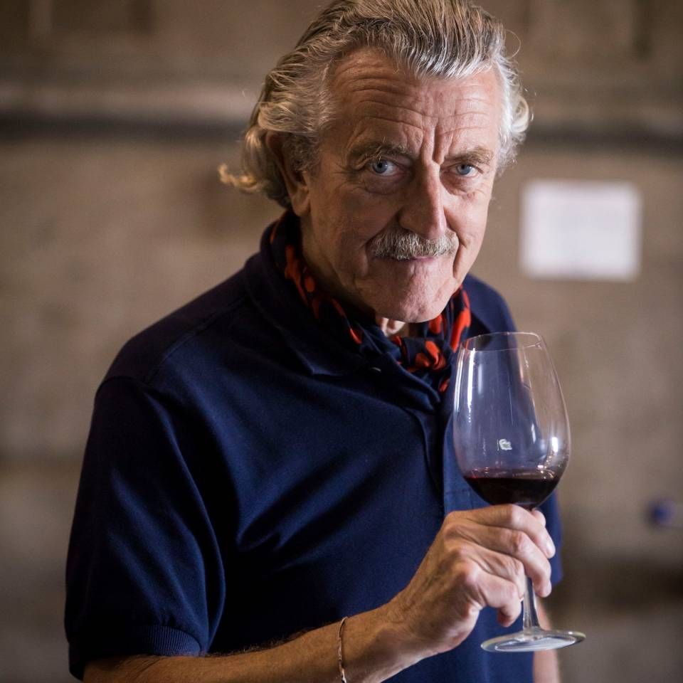 Ein Mann mit Schnurrbart hält ein Glas Wein. Foto vom SIMPLE STEAKHOUSE & TAPAS BAR