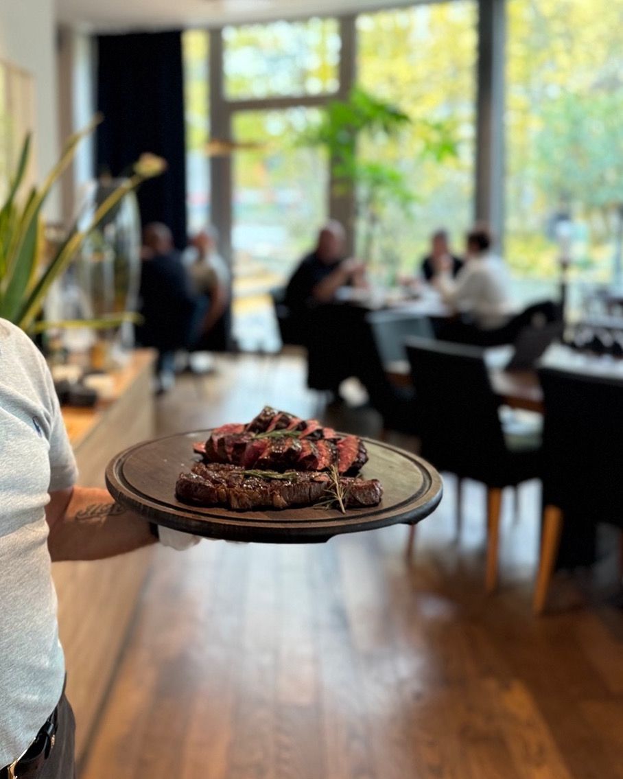 Es kommen viele verschiedene Speisen auf den Tisch.