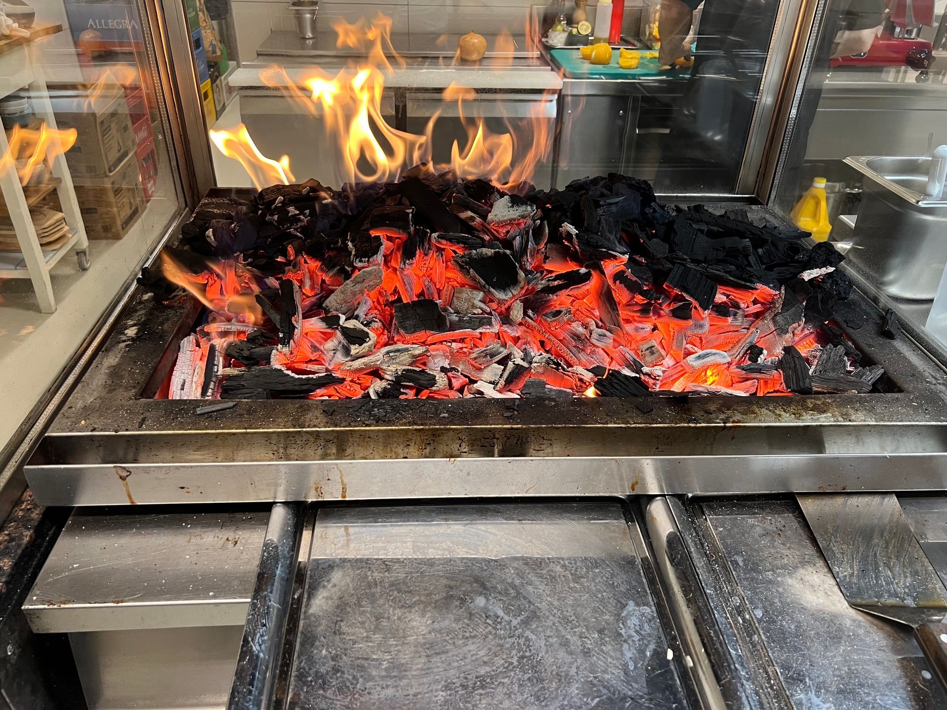 Eine Frau giesst Sosse über einen Salat an einem Buffettisch.