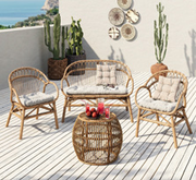 Collection Minorque. Salon en rotin comprenant un canapé deux places et deux fauteuils.