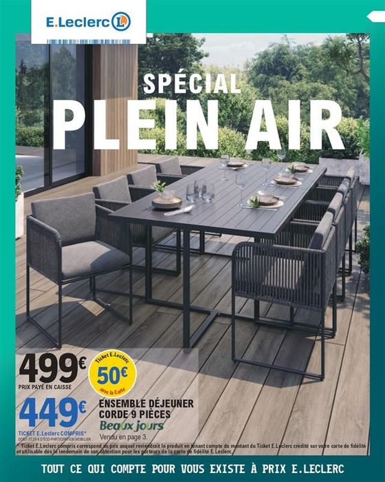 SPÉCIAL PLEIN AIR. 499 € prix payé en caisse. 50 € en ticket E.Leclerc avec la carte soit 449 €, dont 17,29 € d’éco-participation mobilier. Présentation d’une table avec 8 fauteuils en corde sur une terrasse en bois.