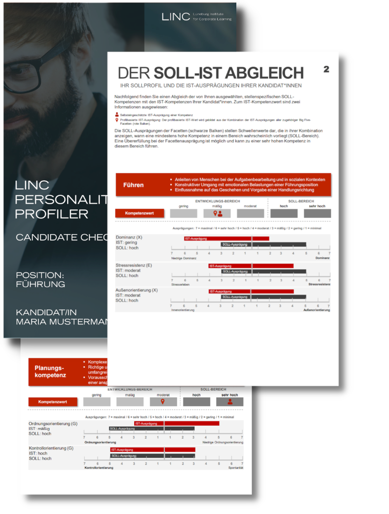 Eine Gruppe von Leuten sitzt mit Laptops und Notebooks um einen Holztisch.