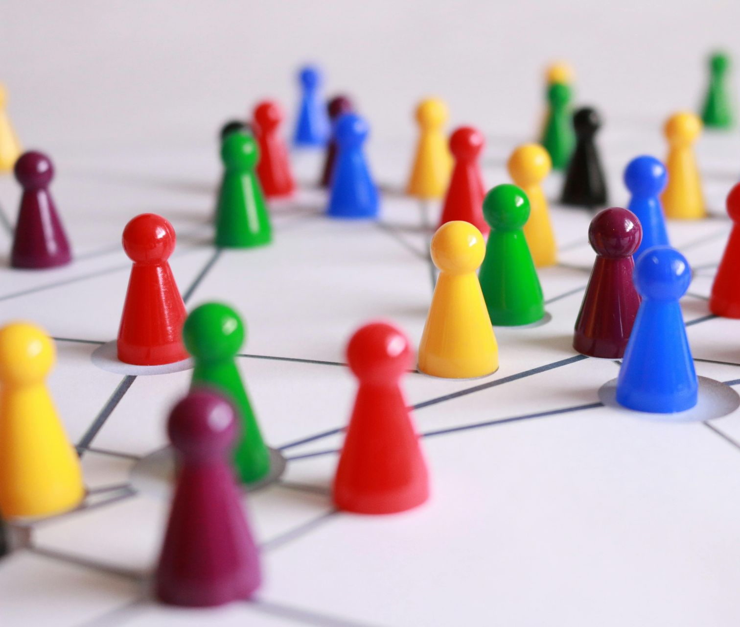 Ein Konferenzraum mit Tischen und Stühlen und einem Flachbildfernseher.