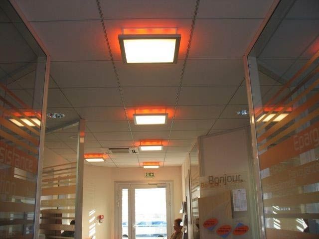 faux-plafond blanc et lumières orangées