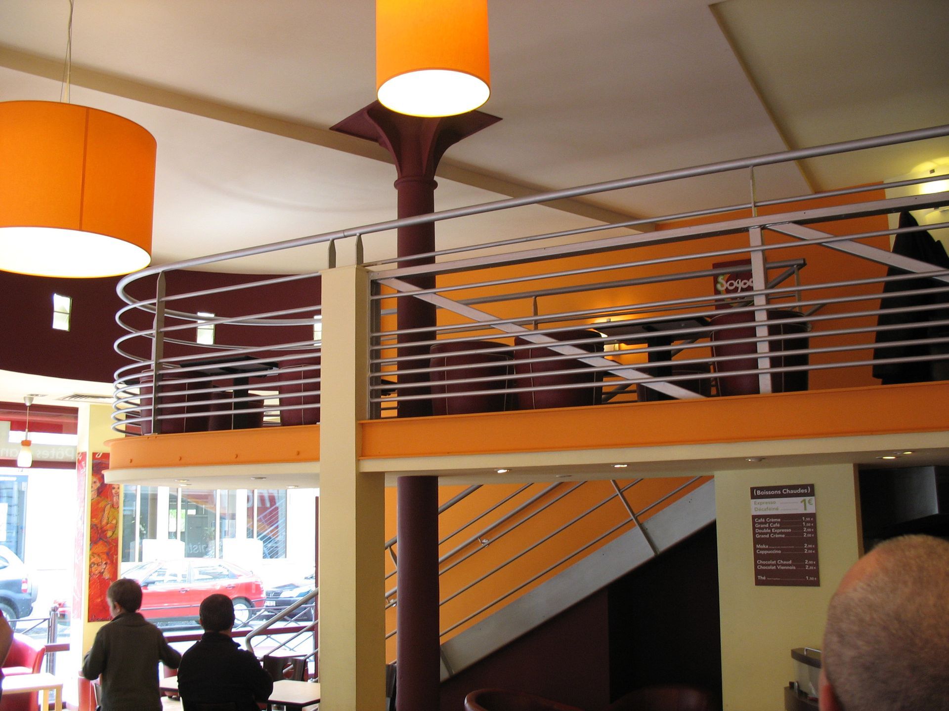 plafond avec luminaires intégrés