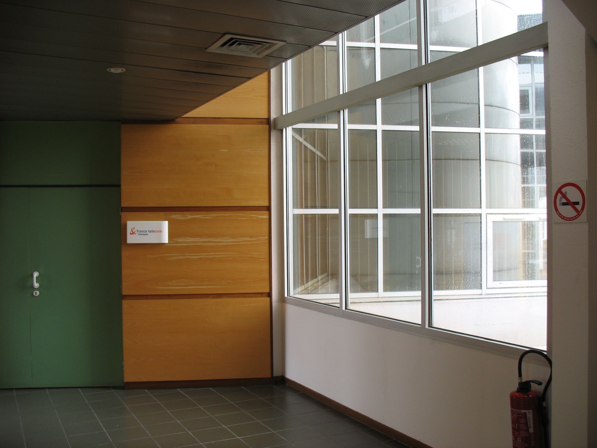 bureau avec cloisons blanches