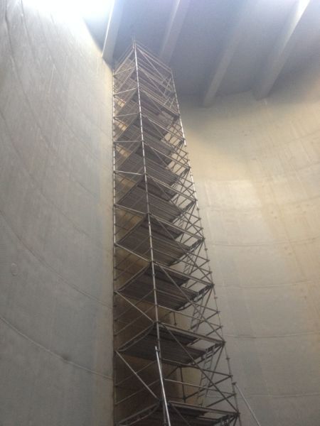 Schmales, langes Gerüst