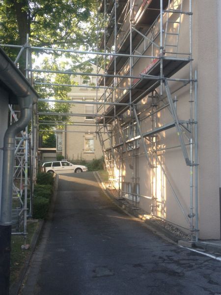 Gerüst über Fußgängerweg