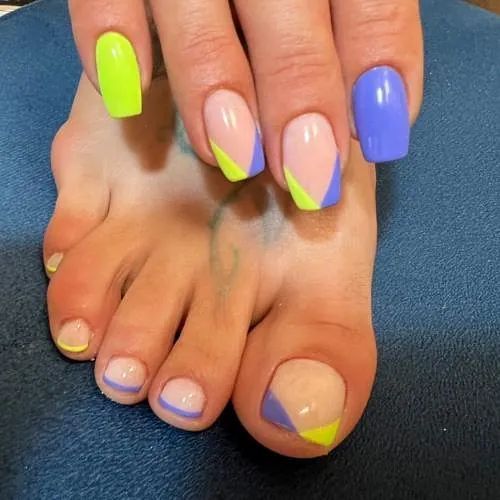 Un primer plano de los pies de una mujer con uñas de color amarillo neón y morado.
