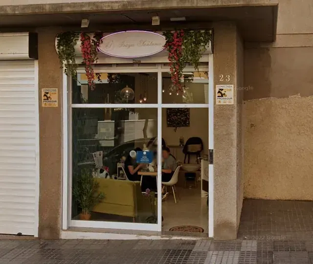 Un escaparate con un cartel que dice 5