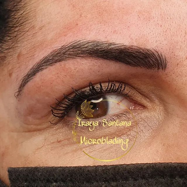 Un primer plano del ojo de una mujer con una máscara.