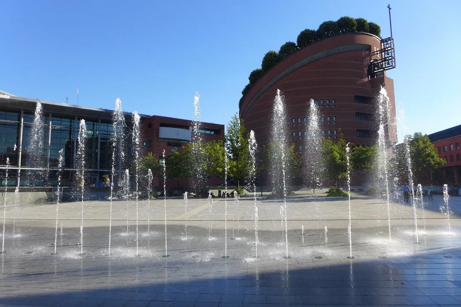 Parvis avec des jets d'eaux devant les locaux du cabinet d'avocat