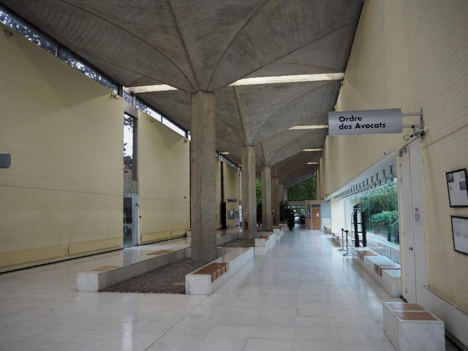 Intérieur d'un bâtiment avec une pancarte indiquant l'Ordre des avocats