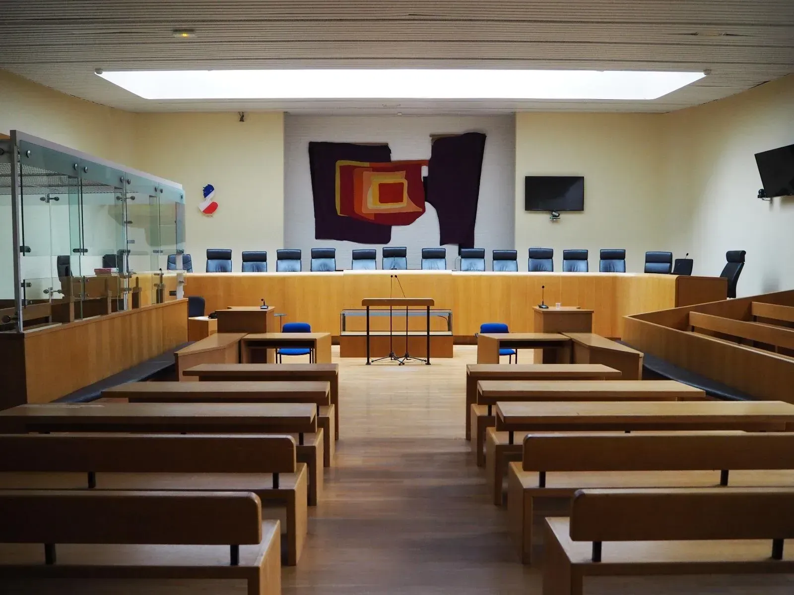 Intérieur d'une salle d'audience dans un tribunal