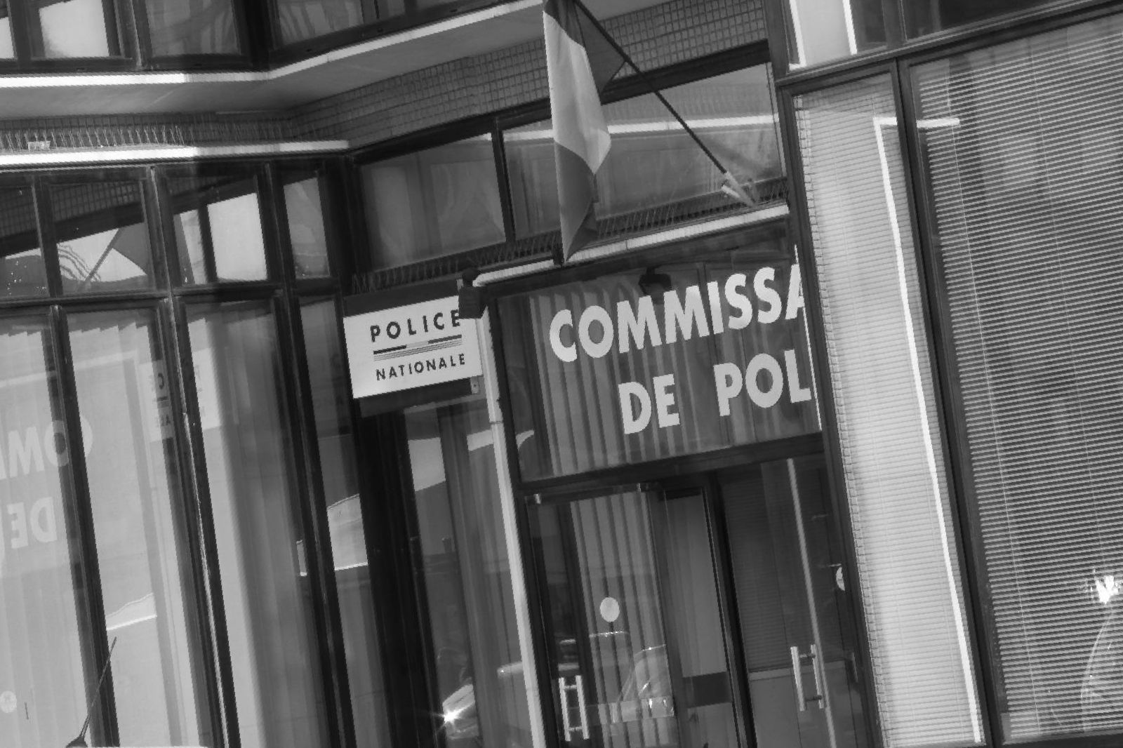Entrée d'un commissariat de police