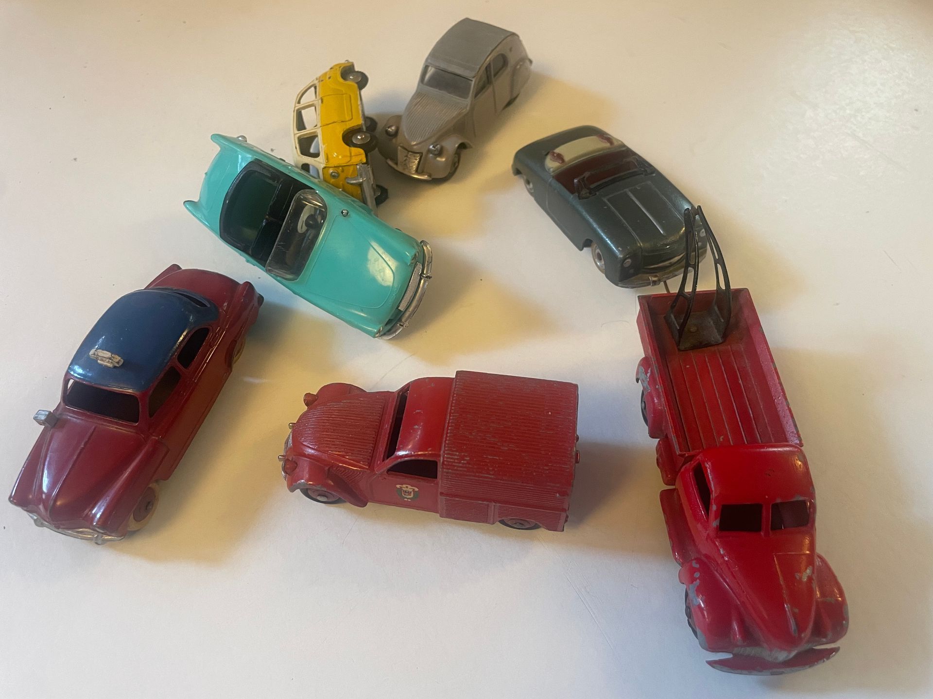 Plusieurs voitures miniatures dont deux retournées, accidentées