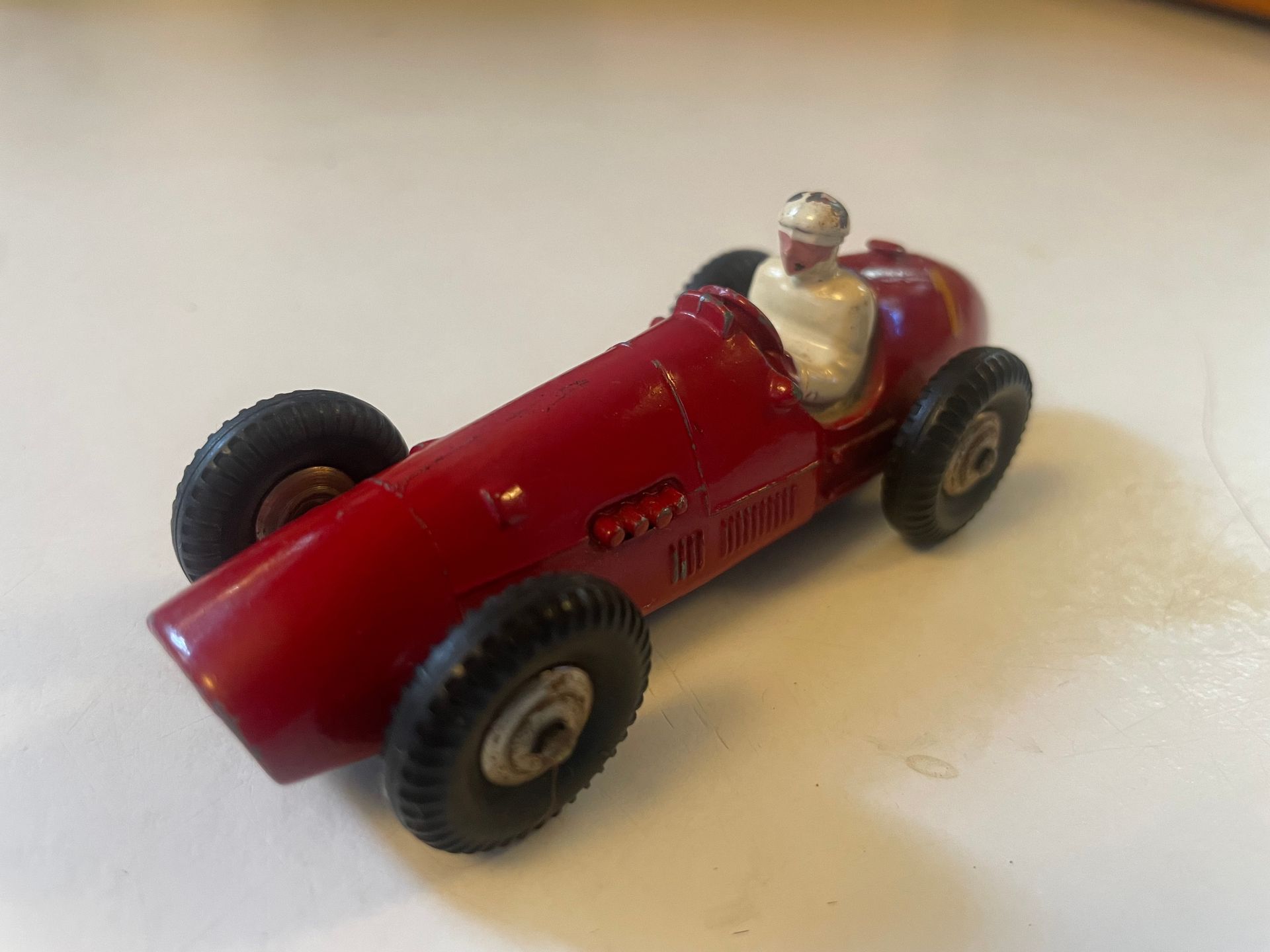 Miniature de voiture de course ancienne rouge