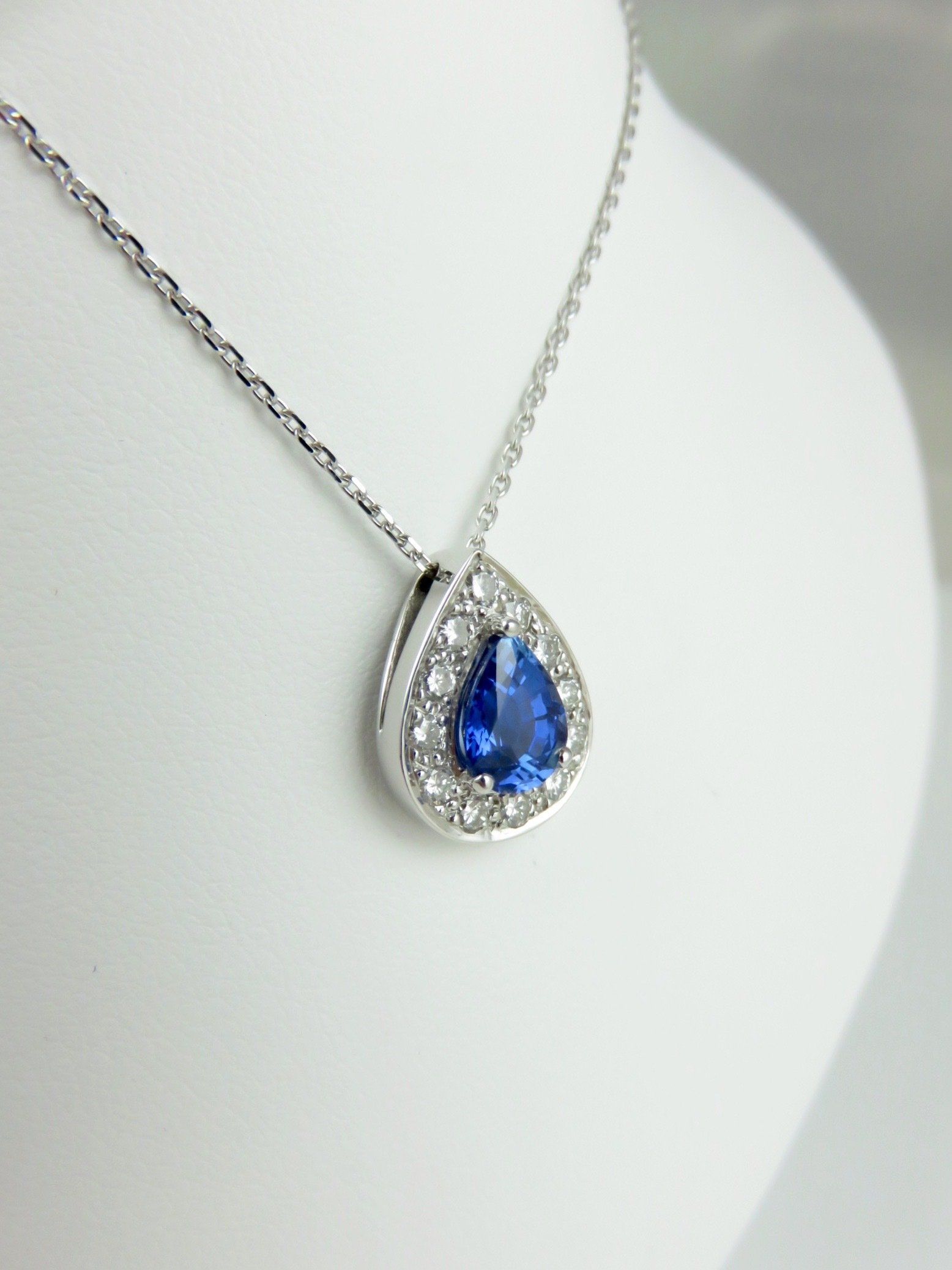 Chaîne avec pendentif bleu