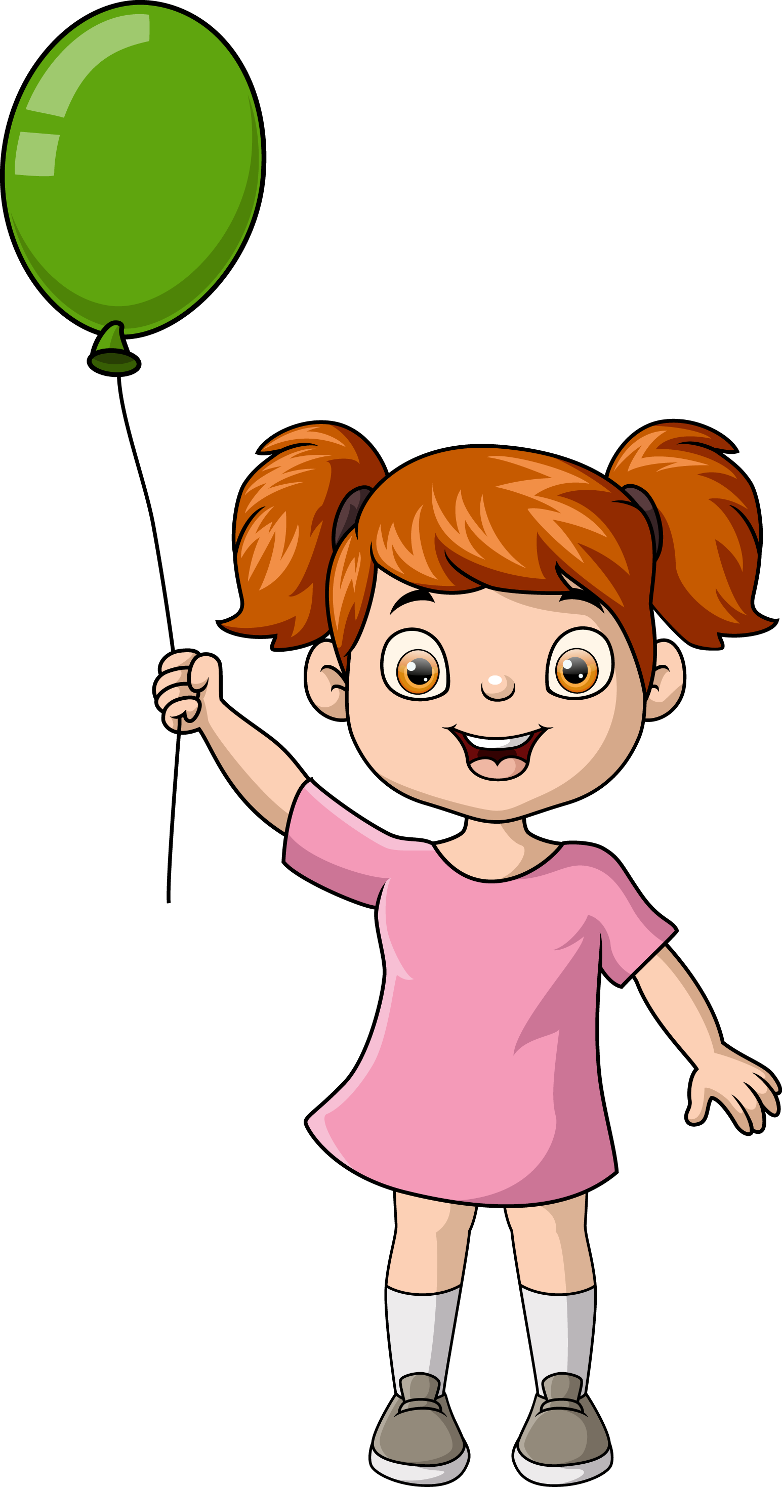 Une jeune fille aux couettes rousses tient un ballon vert. Elle sourit et porte une robe rose.