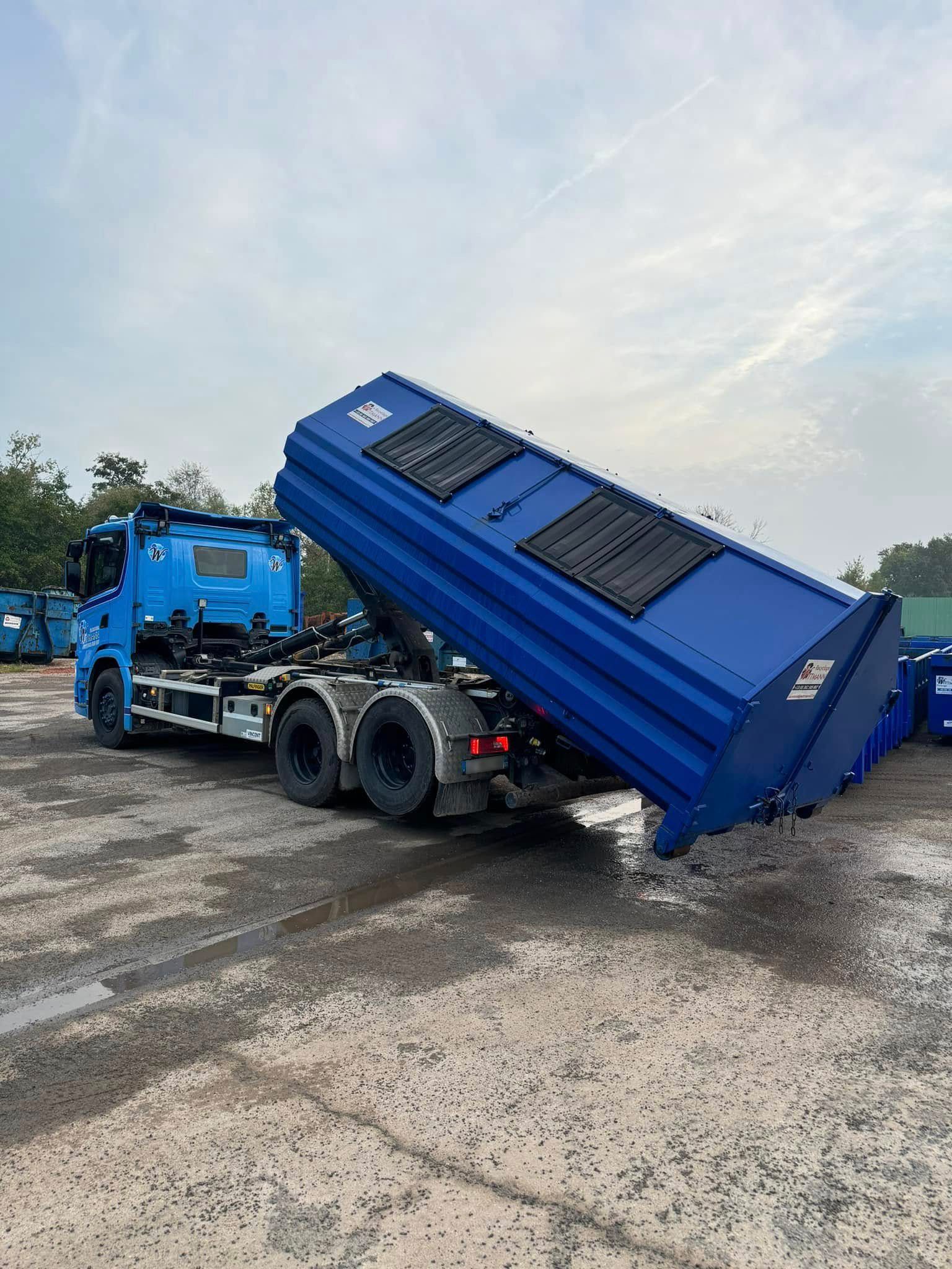 Un poids lourd basculant une benne sécurisée.