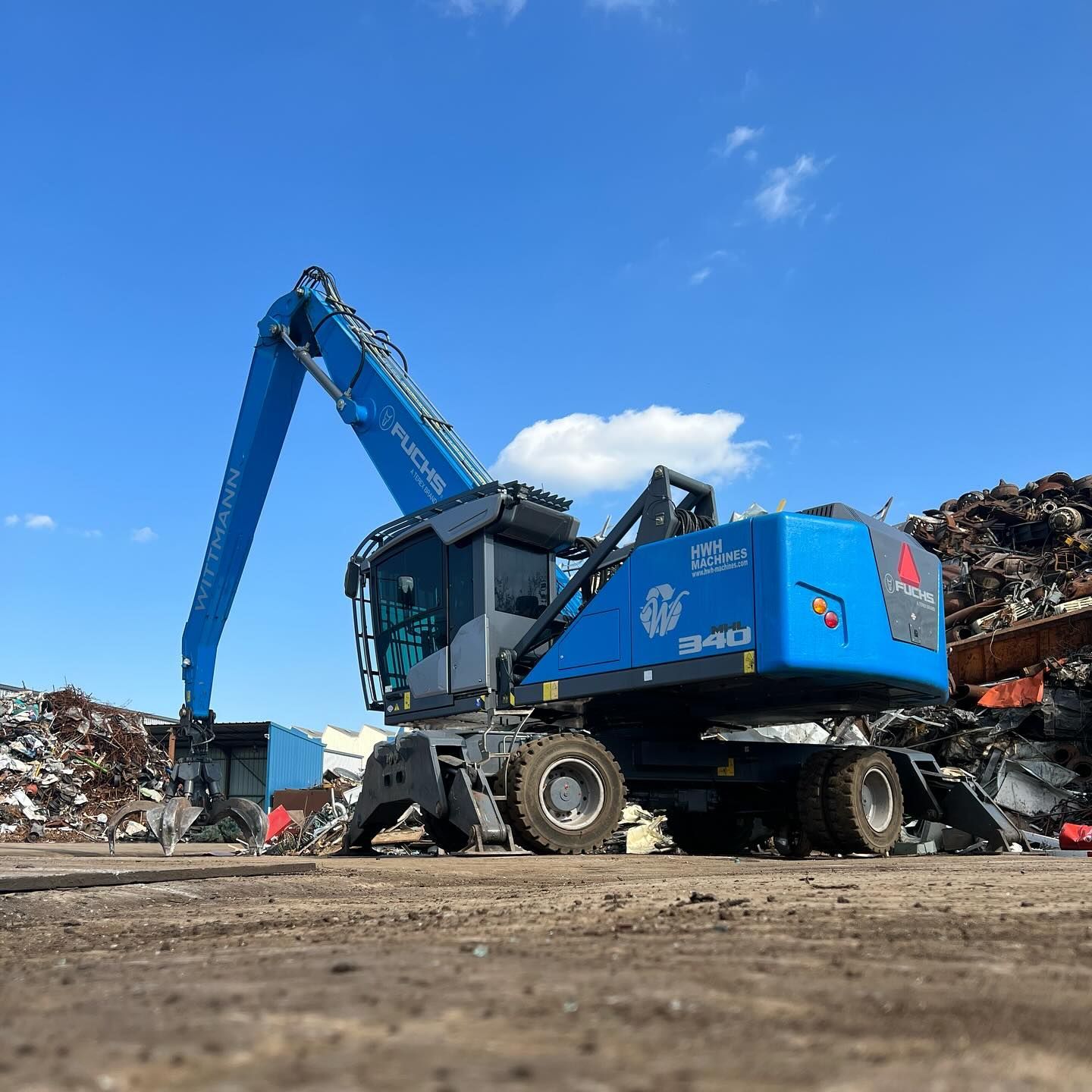 Véhicule avec grue.