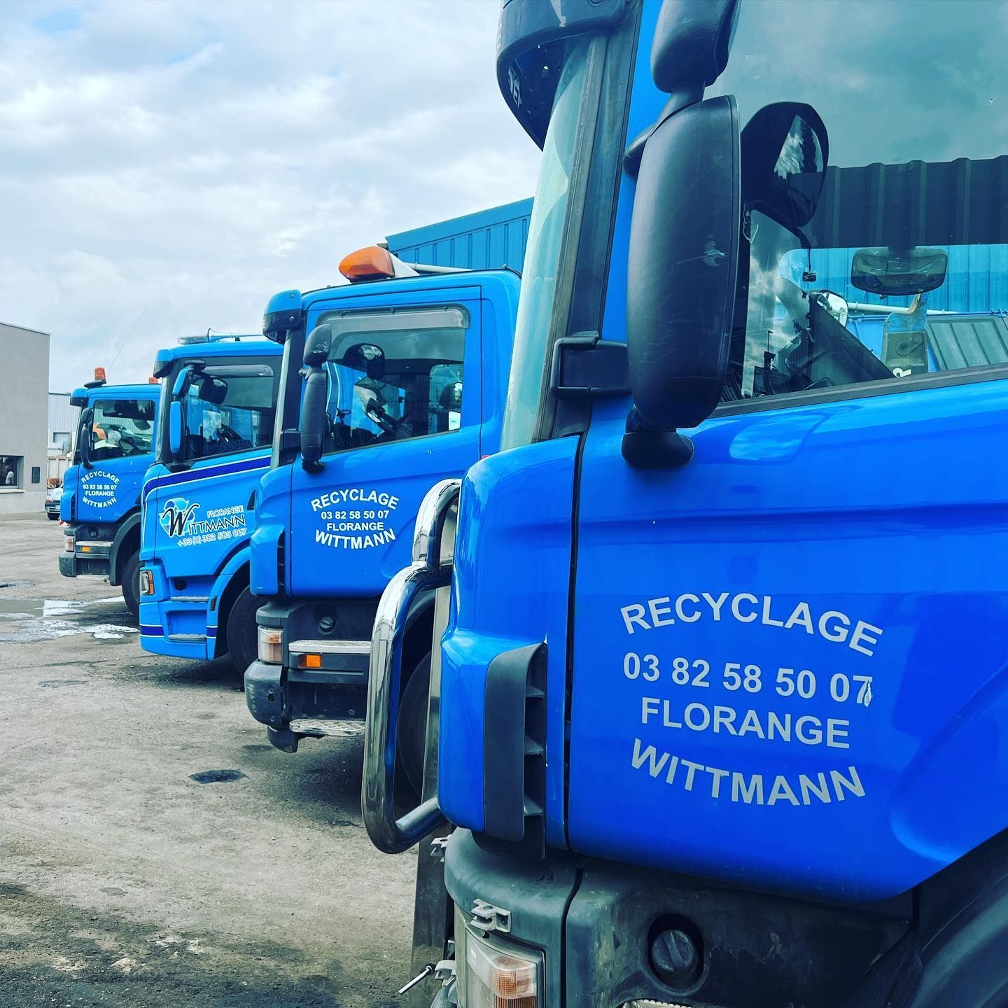 Profil d'un alignement de poids lourds bleus.