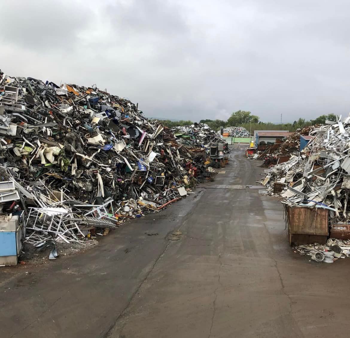 Grande allée traversant des tas de détritus métalliques.