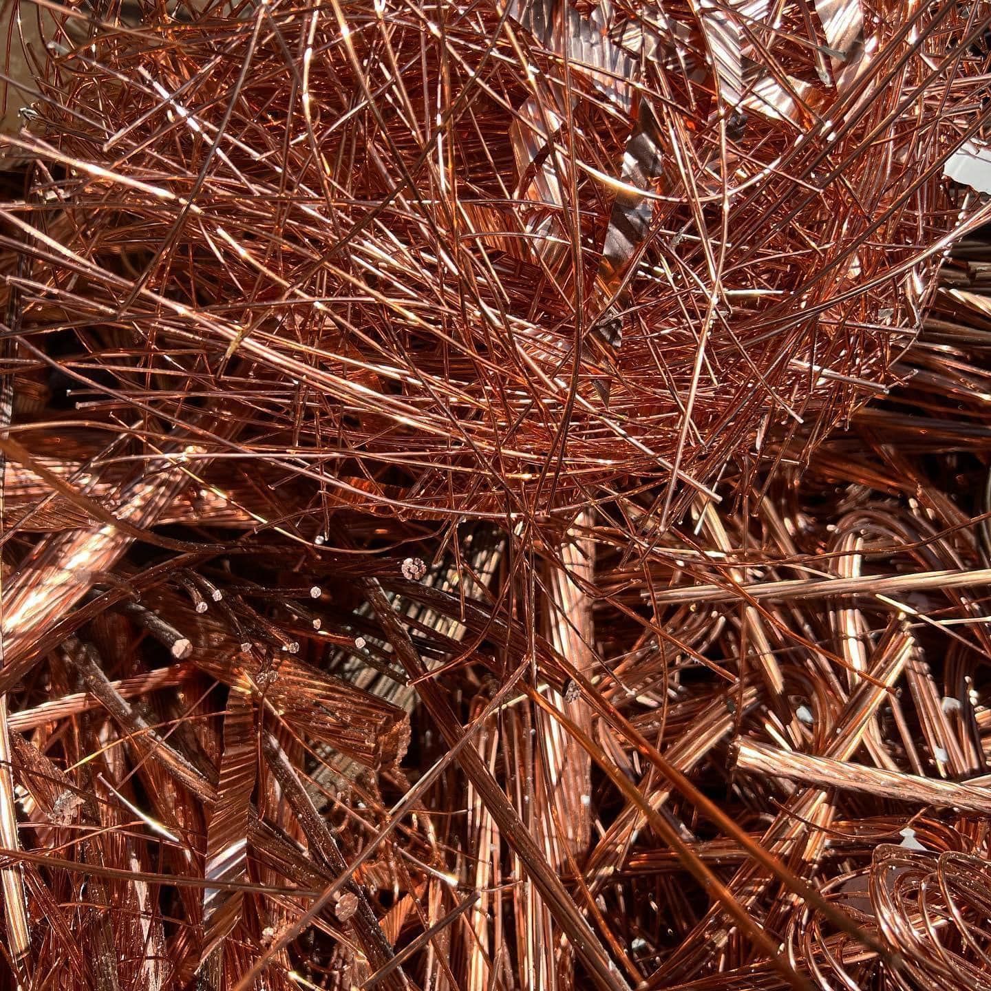 Agglomérat de métaux de couleur cuivre.