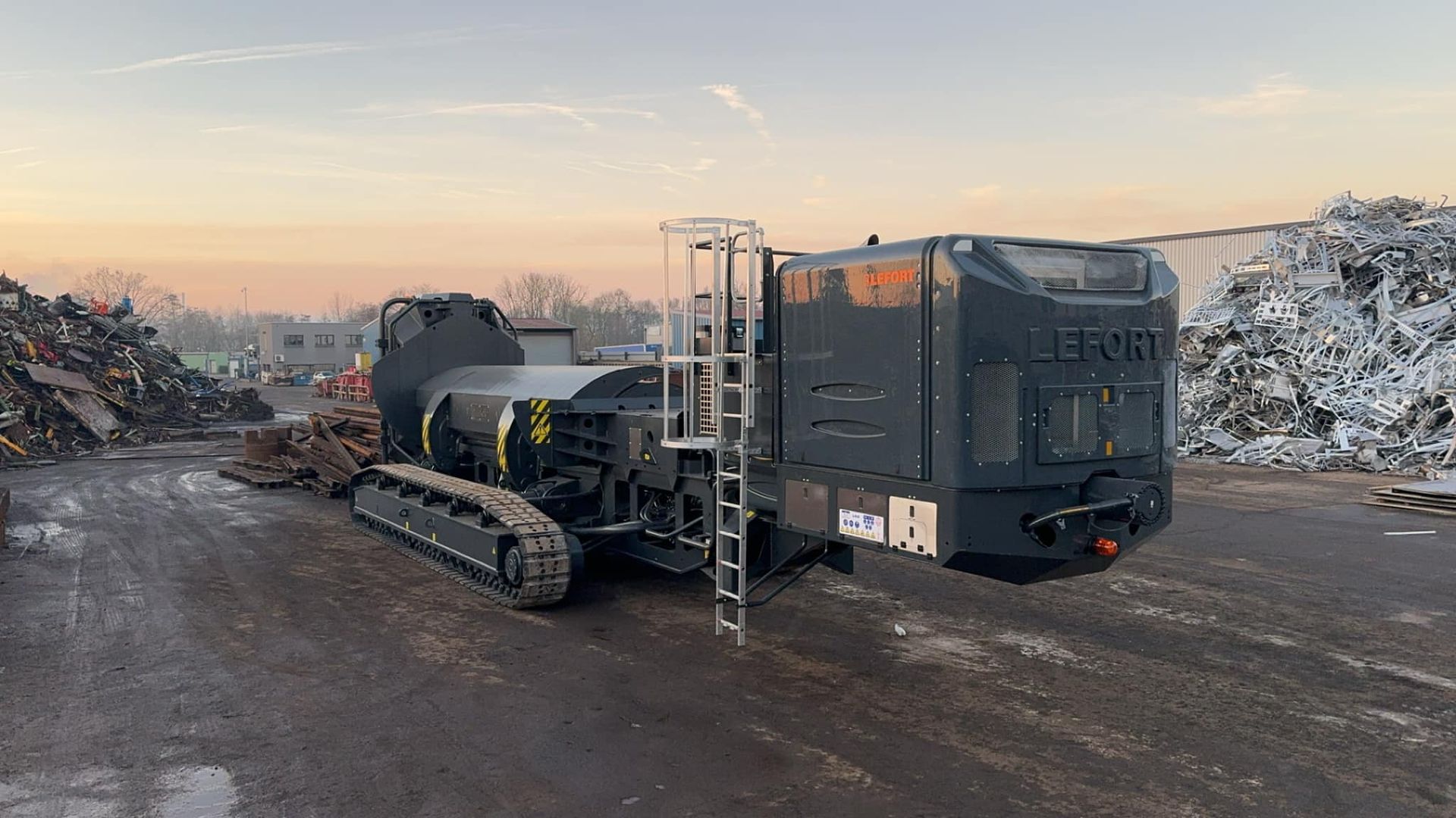 Véhicule imposant sur chenille de couleur noir.