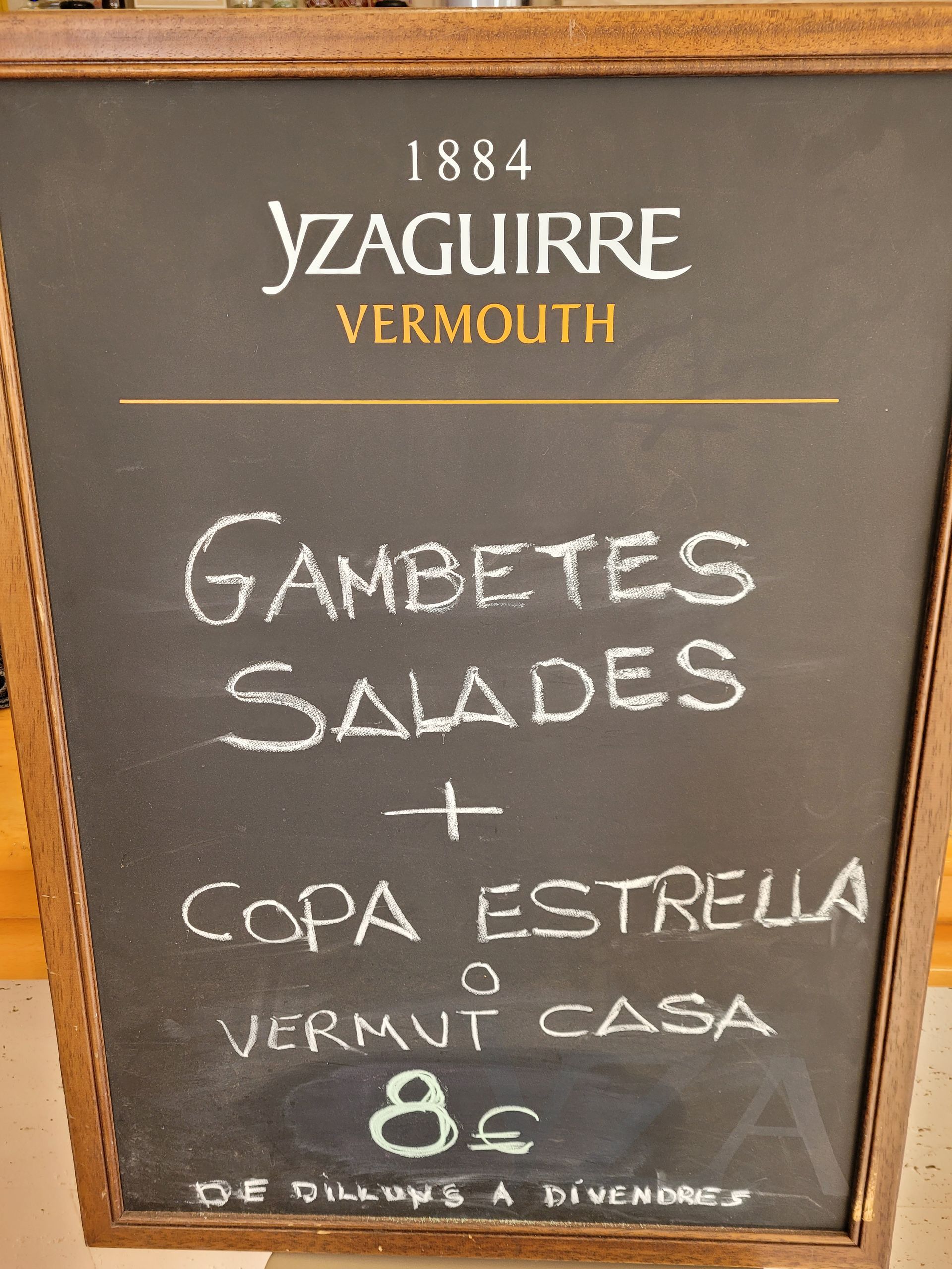 Blackboard menu: Yzaguirre Vermouth, Gambetes Salades + Copa Estrella vermouth, 8€, open Monday to Friday.