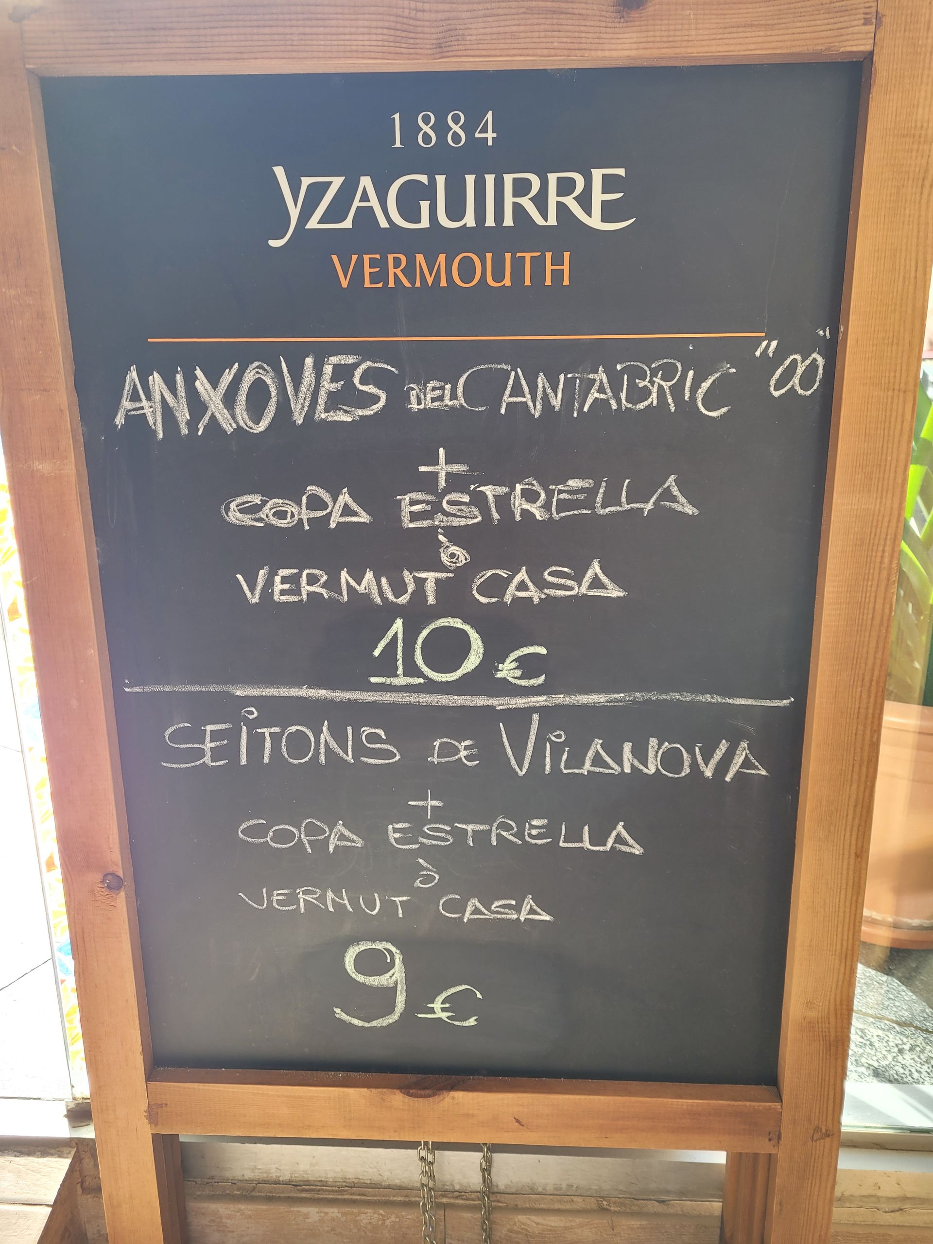Menú en pizarra negra con precios de vermuts, aperitivos y bebidas.