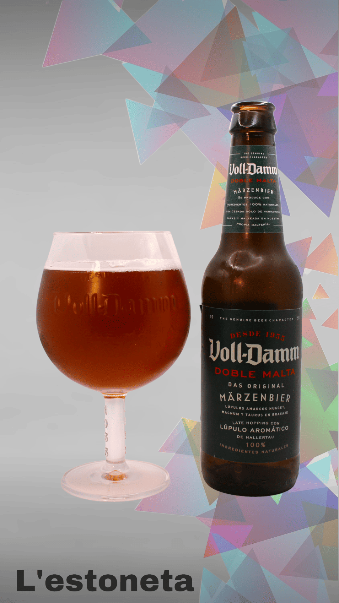 Botella de cerveza y vaso con un líquido oscuro, posiblemente cerveza, sobre un fondo con patrón geométrico.