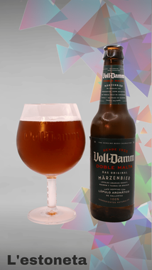 Botella de cerveza y vaso con un líquido oscuro, posiblemente cerveza, sobre un fondo con patrón geométrico.