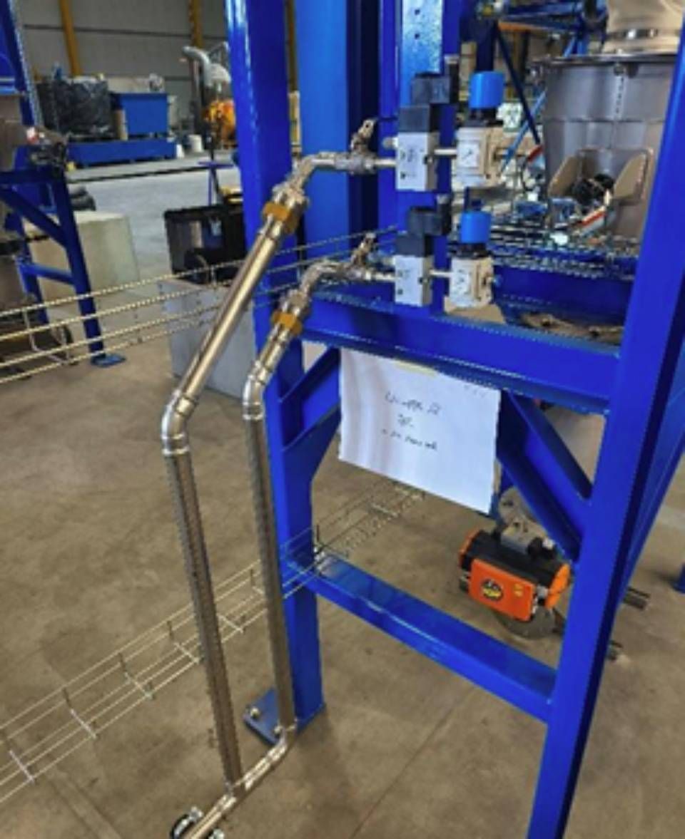 Blauer Industrierahmen mit Edelstahlrohren und -ventilen.