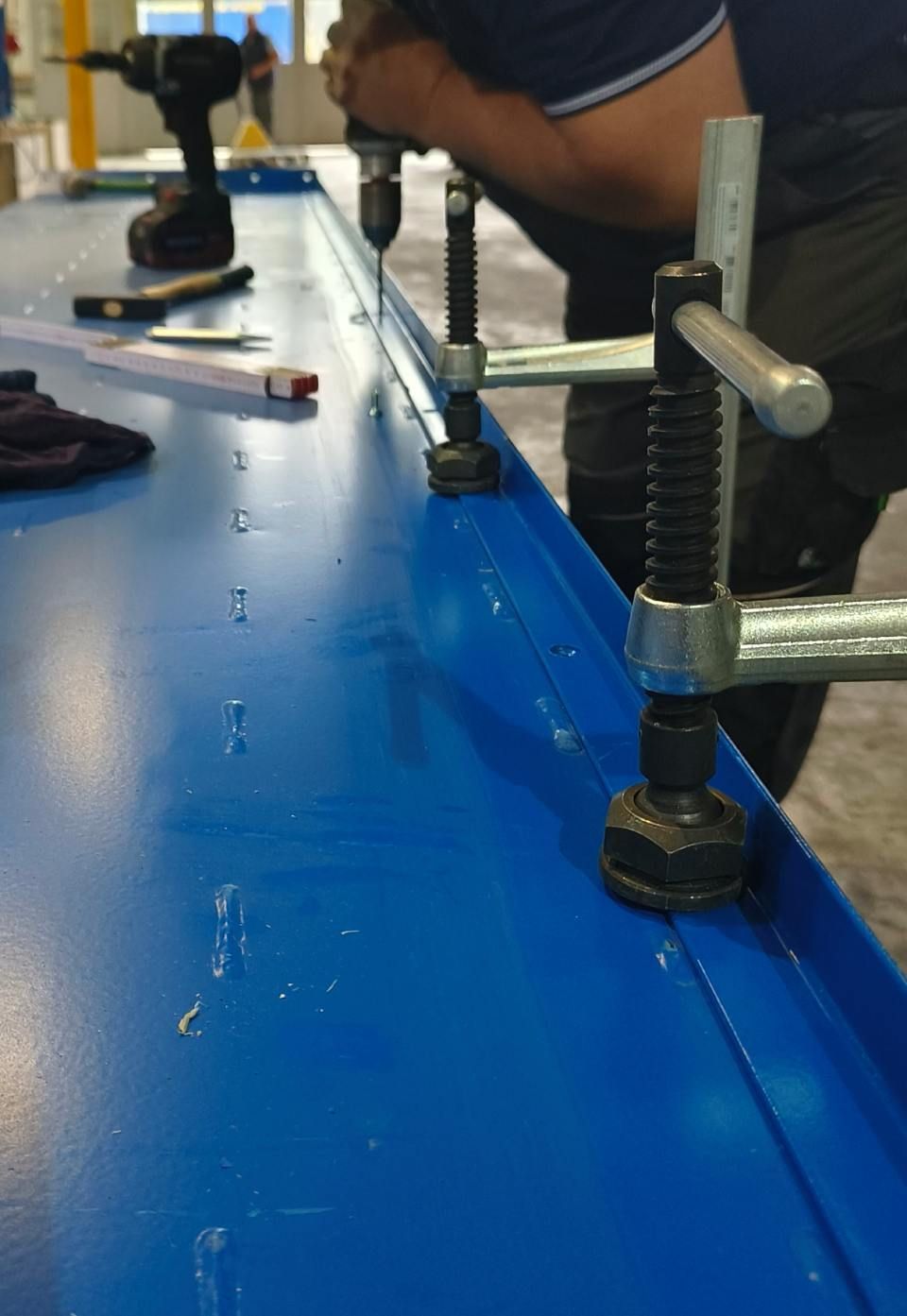 Schweisser bei der Arbeit, helles Licht und Funken, Schweissen eines Metallgerüsts.