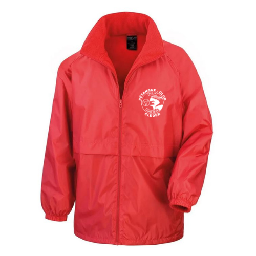 Veste rouge zippée à col montant et logo blanc sur la poitrine, sur fond blanc.