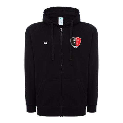 Sweat à capuche noir zippé avec capuche, cordons de serrage, logo sur la poitrine et initiales sur le côté, sur fond blanc.