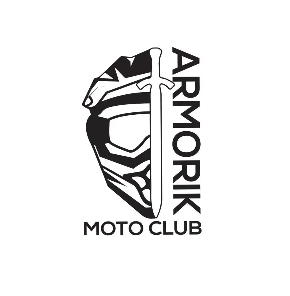 Logo du club de moto Armorik représentant un casque de moto stylisé fendu par une épée, avec un texte noir sur fond blanc.