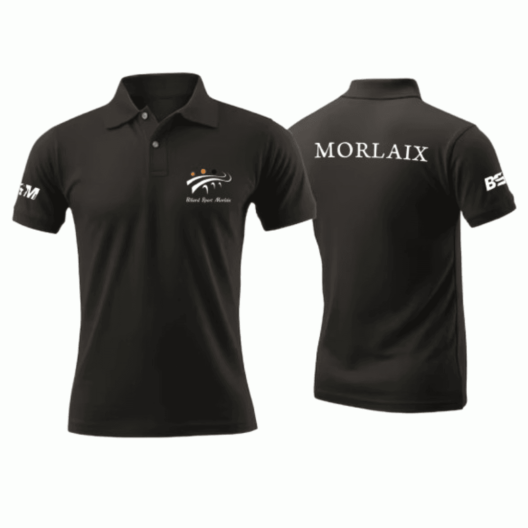 Polo noir avec logo et texte blancs sur la poitrine