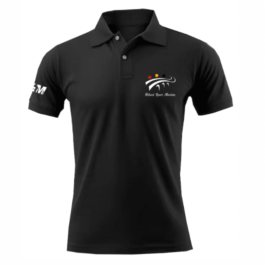 Polo noir avec logo et texte blancs sur la poitrine
