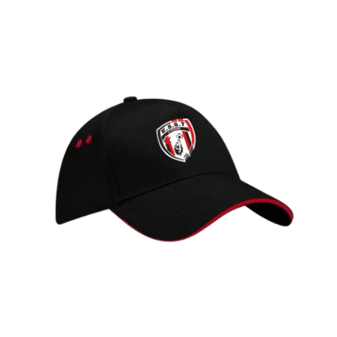 Casquette de baseball noire avec des détails rouges et un logo en forme de bouclier blanc et rouge sur le devant.