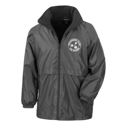 Veste grise à capuche zippée, col noir et petit logo rond sur la poitrine