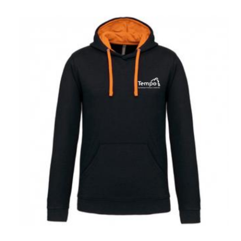 Sweat à capuche noir avec doublure et cordons de serrage orange, orné d'un petit logo blanc sur la poitrine.