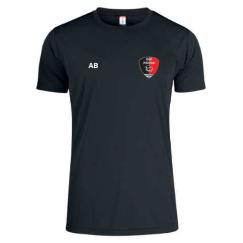 T-shirt noir avec un petit écusson rouge et blanc et les initiales « AB » sur la poitrine