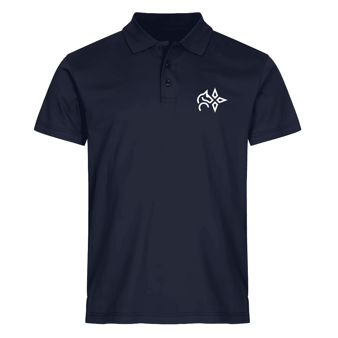 Polo bleu marine avec un petit logo blanc sur la poitrine gauche.
