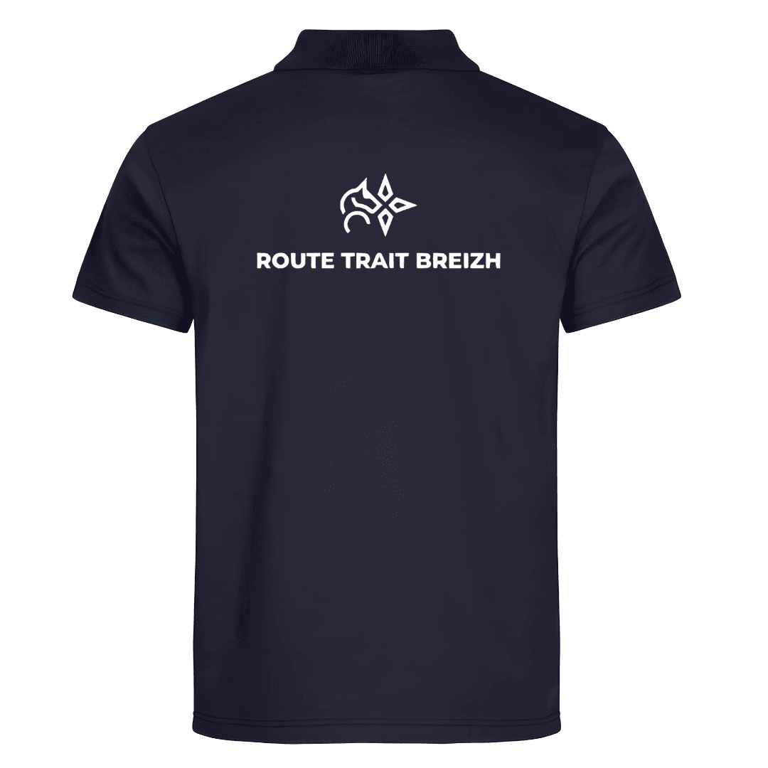 Polo bleu marine avec un petit logo blanc sur la poitrine gauche.