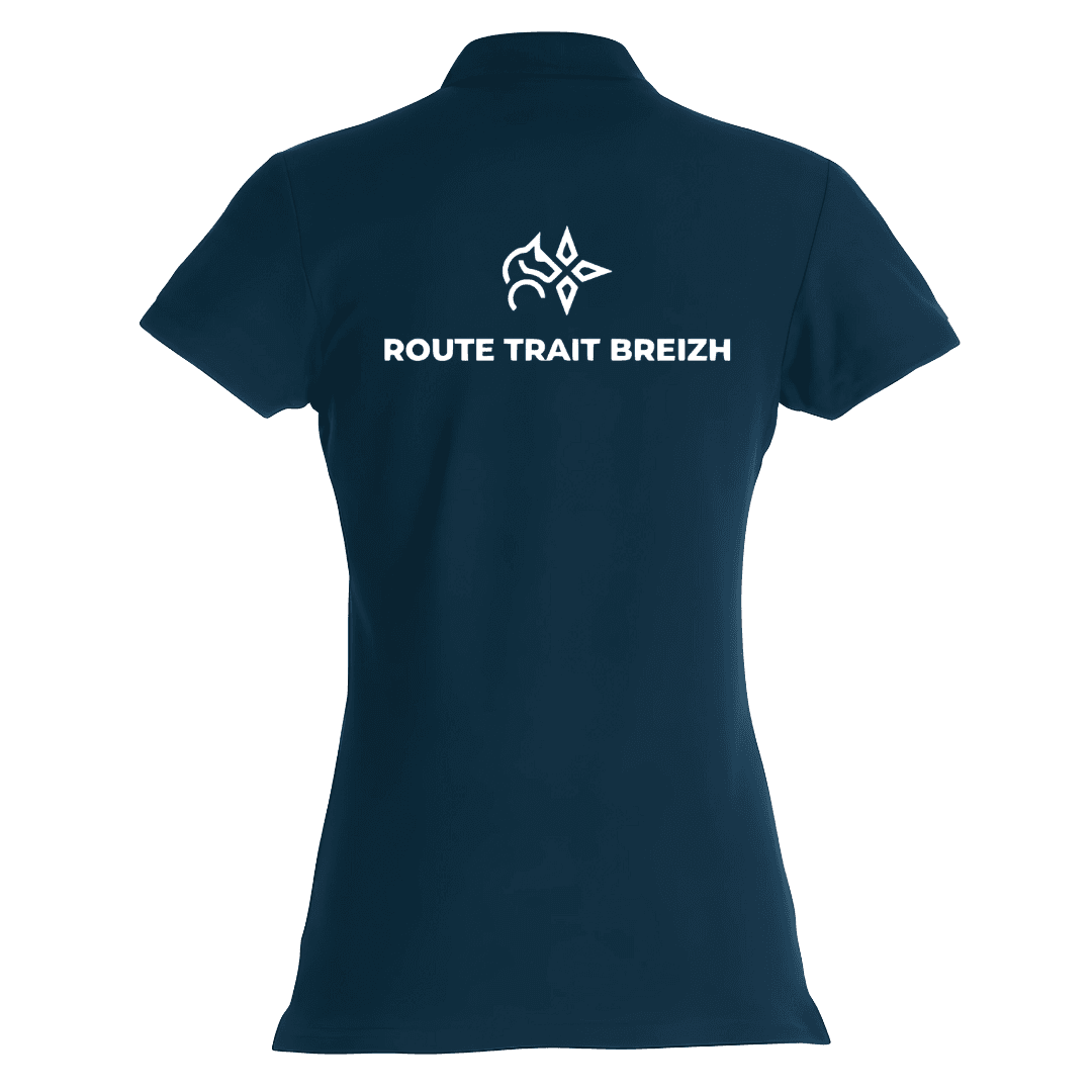 Polo bleu marine à manches courtes avec un petit logo blanc sur la poitrine gauche.