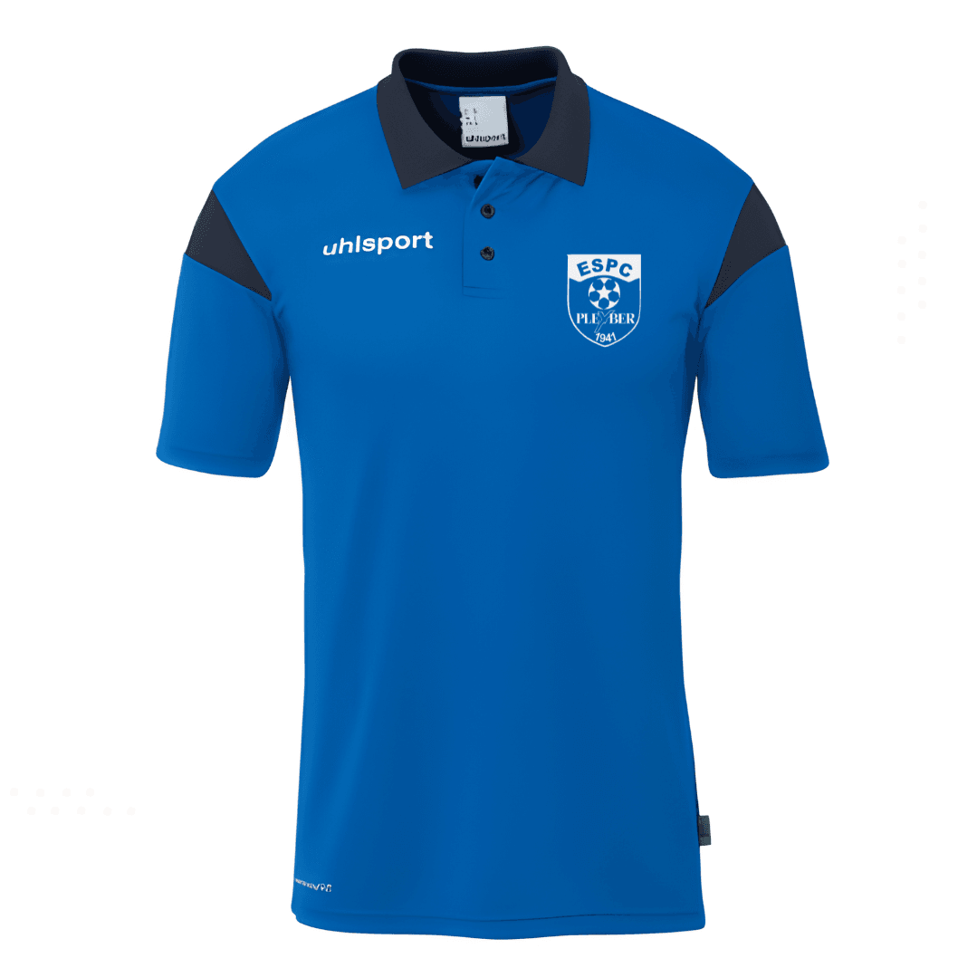 Polo bleu à manches courtes, col foncé et logos sur la poitrine, présenté de face sur fond blanc.