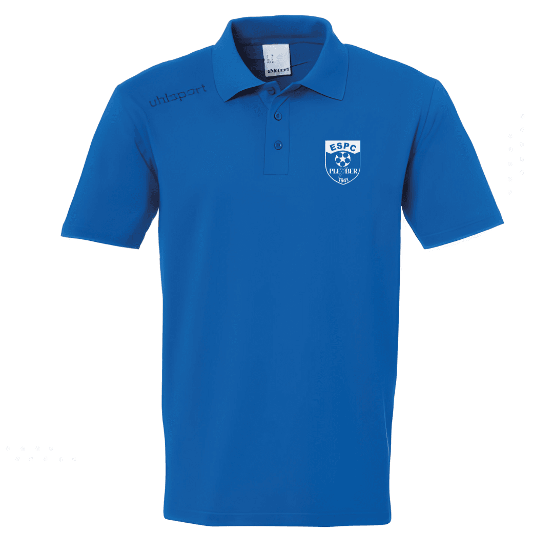 Polo bleu à manches courtes avec un petit logo blanc sur la poitrine et des étiquettes de col sur fond uni
